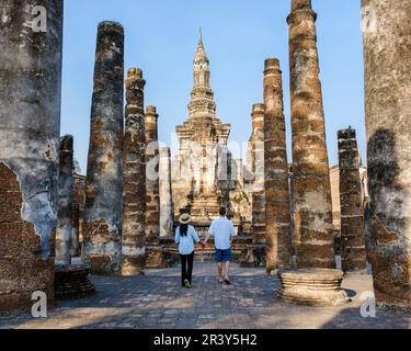 Touristen, die Wat Mahathat, Sukhothai, Thailand besuchen. Antike Stadt Thailand, historischer Park Sukothai Stockfoto