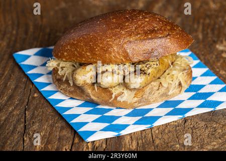 Gegrillte Nürnberger Würstchen in einem Brötchen Stockfoto