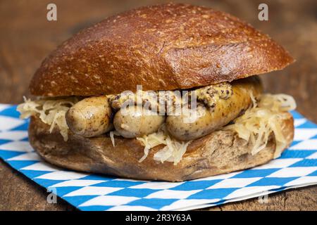 Gegrillte Nürnberger Würstchen in einem Brötchen Stockfoto