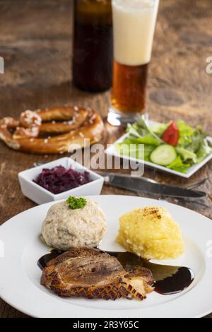 Bayerisches Schweinebraten auf Holz Stockfoto