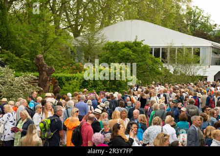 Menschenmassen am Eröffnungstag der Chelsea Flower Show 2023 Stockfoto