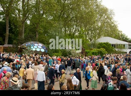 Menschenmassen am Eröffnungstag der Chelsea Flower Show 2023 Stockfoto