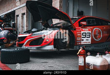 Mechaniker, der in der Garage an einem Ferrari GT3 arbeitet Stockfoto