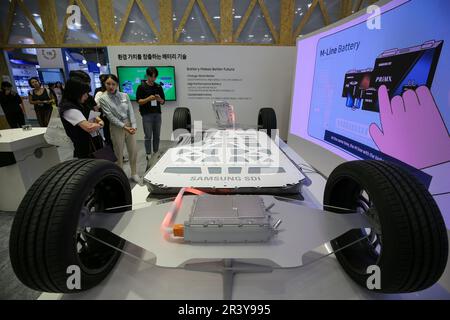 Busan, Südkorea. 25. Mai 2023. Auf der World Climate Industry Expo im Busan Exhibition & Convention Center (BEXCO) in Busan, Südkorea, am 25. Mai 2023 wird eine Batterielösung für Autos vorgestellt. Diese fachmesse bietet die Gelegenheit, die neuesten Technologien und Strategien in den Bereichen Klima, Umwelt und Energie zur Bewältigung der Klimakrise vorzustellen. Die expo begann am Donnerstag und dauert bis zum 27. Mai. Kredit: WangYiliang/Xinhua/Alamy Live News Stockfoto