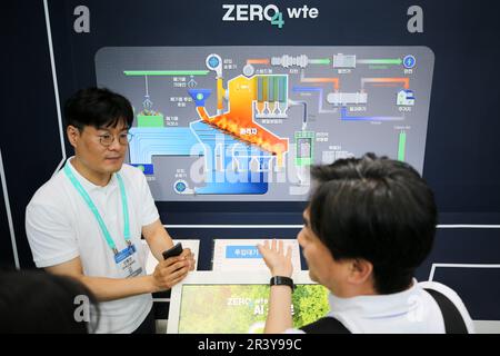 Busan, Südkorea. 25. Mai 2023. Auf der Weltausstellung für Klimaindustrien im Busan Exhibition & Convention Center (BEXCO) in Busan, Südkorea, am 25. Mai 2023 stellt ein Aussteller die Abfallrecyclingtechnologie vor. Diese fachmesse bietet die Gelegenheit, die neuesten Technologien und Strategien in den Bereichen Klima, Umwelt und Energie zur Bewältigung der Klimakrise vorzustellen. Die expo begann am Donnerstag und dauert bis zum 27. Mai. Kredit: WangYiliang/Xinhua/Alamy Live News Stockfoto