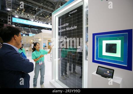 Busan, Südkorea. 25. Mai 2023. Während der Weltausstellung zur Klimaindustrie im Busan Exhibition & Convention Center (BEXCO) in Busan, Südkorea, am 25. Mai 2023 besuchen Besucher einen Prototyp des Photovoltaik-Moduls. Diese fachmesse bietet die Gelegenheit, die neuesten Technologien und Strategien in den Bereichen Klima, Umwelt und Energie zur Bewältigung der Klimakrise vorzustellen. Die expo begann am Donnerstag und dauert bis zum 27. Mai. Kredit: WangYiliang/Xinhua/Alamy Live News Stockfoto