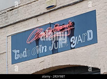 Chris Braceys Gods besitzt das Schild „Junkyard“ auf der Außenseite des Neonbeleuchtung- und Werbemuseums Walthamstow, London, England, E17 9HQ Stockfoto