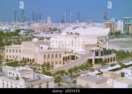 Atemberaubender Blick aus der Vogelperspektive auf das Isa Cultural Centre mit einer Gruppe von berühmten Wahrzeichen im Hintergrund, Manama, Bahrain Stockfoto