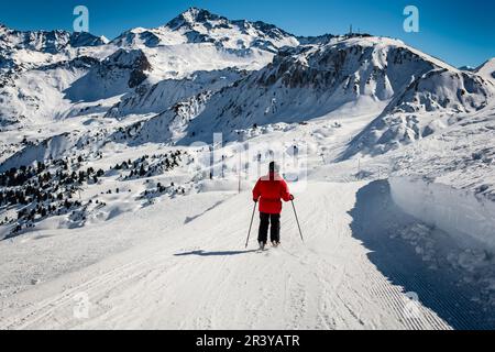 Aktive Skifahrerin in ihren 60s auf der Piste France Stockfoto