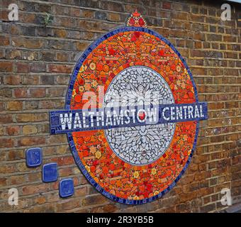 Maud Milton Artyface Mosiac in Walthamstow Central U-Bahn Station, Plattform, BR, Hoe St, Walthamstow, London, England, Großbritannien, E17 7LP Stockfoto