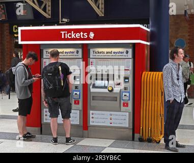 Kauf von Rail & Oyster Tickets Liverpool Street Station, Halle , London, England, UK, EC2M 7PY Uhr - Fahrkartenautomaten Stockfoto