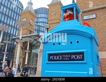 British Ericsson Blue Police Public Call Post – am Bahnhof Liverpool Street (Eastside), 53 Liverpool Street, London, England, Vereinigtes Königreich, EC2M 7PR Stockfoto