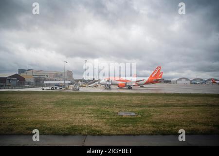 Easy Jet Airbus A319-100 Flugzeug an einem Stand im Winter Gatwick Airport West Sussex UK Stockfoto