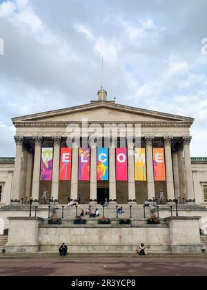 Begrüßungsschild am Gebäude des University College of London (UCL) in Bloomsbury, London, Großbritannien Stockfoto