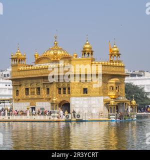 Wunderschöner Blick auf den Goldenen Tempel (Harmandir Sahib) in Amritsar, Punjab, Indien, das berühmte indische sikh-Wahrzeichen, den Goldenen Tempel, das wichtigste Heiligtum von Sikhs Stockfoto