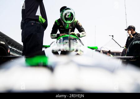 CALLUM ILOTT (77) aus Cambridge, Cambridgeshire, Englandklettert auf der Boxenstraße in ihr Auto, bevor es zu einer Übungssitzung für die Indianapolis 500 auf dem Indianapolis Motor Speedway in Speedway IN kommt. Stockfoto