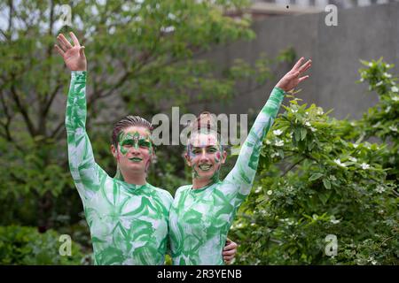 BILDER ABLEGEN. 25. Mai 2023. Die Gruppe der Öko-Aktivisten Just Stop Oil hat heute auf der Chelsea Flower Show, entworfen von Paul Hervey-Brookes, orangefarbene Farbe auf den RBC Brewin Dolphin Garden gesprüht (Bilder zeigen Künstler im Garten am Press Day am Montag Anfang dieser Woche). Pimlico, London, Großbritannien. 22. Mai 2023. Ein Paar darstellender Schlangenmenschen führt eine Interpretation durch, die den Wissenstransfer durch eine stufenweise Bewegung darstellt, wobei das Thema des Gartens aufgegriffen wird. Kredit: Maureen McLean/Alamy Live News Stockfoto