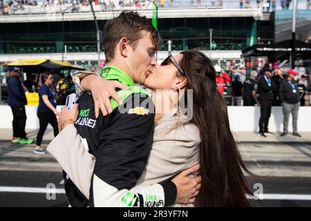 Das Juncos-Hollinger Racing Team feiert nach der Qualifikation für die Indianapolis 500 auf dem Indianapolis Motor Speedway in. Stockfoto