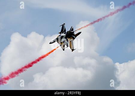 Langkawi, Malaysia. 25. Mai 2023. Black Eagles, das Aerobatikteam der südkoreanischen Luftwaffe, tritt während der Flugschau auf der Langkawi International Maritime and Aerospace Exhibition 16. (LIMA 2023) in Langkawi, Malaysia, am 25. Mai 2023 auf. Kredit: Zhu Wei/Xinhua/Alamy Live News Stockfoto