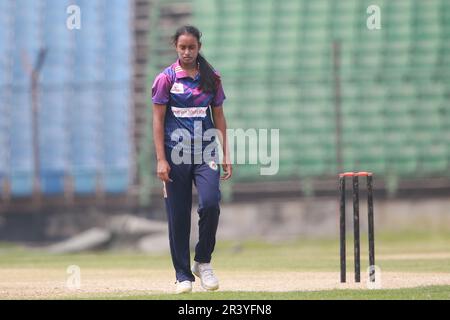 Rupali Bank Krira Parishad Ashrafi feiert zusammen mit Teamkollegen gegen den Gulshan Youth Club in der Dhaka Premier Division Women’s Cricket League 2022-23 Stockfoto