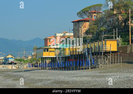 Gelbe Strandhäuser am Ufer des kleinen Kurorts Lavagna, Ligurien. Stockfoto