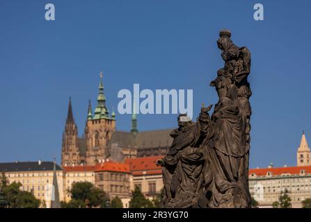 PRAG, TSCHECHISCHE REPUBLIK, EUROPA - Prager Skyline mit Statue auf Karlsbrücke und St. Veitsdom in der Ferne. Stockfoto