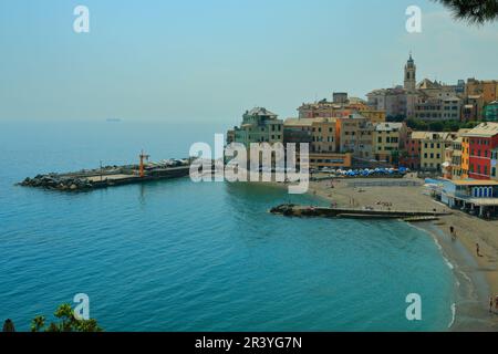 Wunderschöne Aussicht auf den Maa-Strand vor dem Hintergrund bunter alter Häuser im kleinen Ferienort Bagliasco, Ligurien. Stockfoto