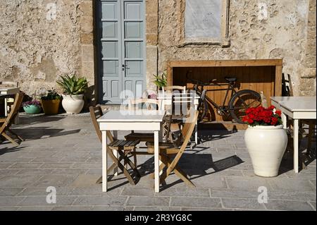 Landschaft mit malerischer Fassade und Blick auf den barocken Palazzo Villadorata mit Blick auf die Piazza Regina Margherita in Marzamemi, Sizilien, Italien. Stockfoto