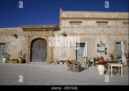 Landschaft mit malerischer Fassade und Blick auf den barocken Palazzo Villadorata mit Blick auf die Piazza Regina Margherita in Marzamemi, Sizilien, Italien. Stockfoto