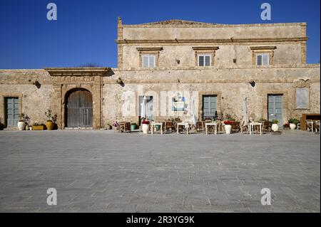 Landschaft mit malerischer Fassade und Blick auf den barocken Palazzo Villadorata mit Blick auf die Piazza Regina Margherita in Marzamemi, Sizilien, Italien. Stockfoto