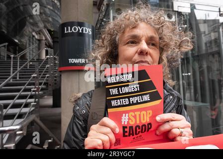 London, Großbritannien. 25. Mai 2023. Klimaschutzaktivisten protestieren gegen die Lloyd's of London Annual General Meeting und fordern den Versicherungsmarkt auf, keine weiteren Garantien für die Gewinnung von fossilen Brennstoffen mehr zu vergeben, um die Emissionsreduktionsziele zu erfüllen, die zur Bekämpfung des Klimakatastroms erforderlich sind. Kredit: Ron Fassbender/Alamy Live News Stockfoto