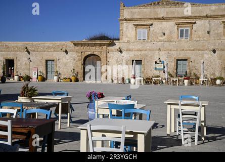 Landschaft mit malerischer Fassade und Blick auf den barocken Palazzo Villadorata mit Blick auf die Piazza Regina Margherita in Marzamemi, Sizilien, Italien. Stockfoto