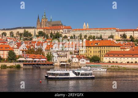 PRAG, TSCHECHISCHE REPUBLIK, EUROPA - Prager Skyline mit Prager Burg und St. Veitsdom und Burgviertel, Hradcany, auf der Moldau. Elektrischer bo Stockfoto