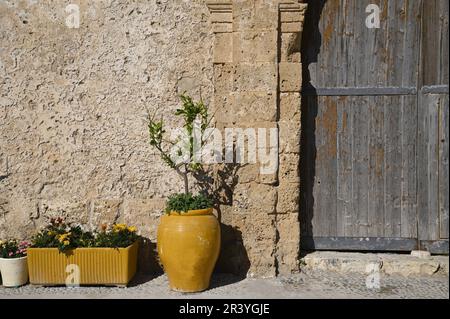 Landschaft mit malerischer Fassade und Blick auf den barocken Palazzo Villadorata mit Blick auf die Piazza Regina Margherita in Marzamemi, Sizilien, Italien. Stockfoto