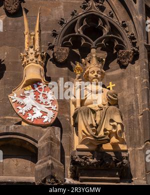 PRAG, TSCHECHISCHE REPUBLIK - Details der Statuen auf dem Altstädter Brückenturm, an der Karlsbrücke. Stockfoto