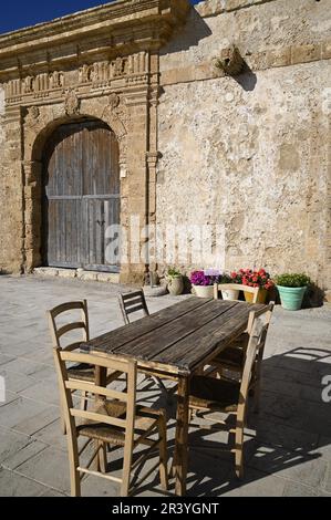 Landschaft mit malerischer Fassade und Blick auf den barocken Palazzo Villadorata mit Blick auf die Piazza Regina Margherita in Marzamemi, Sizilien, Italien. Stockfoto