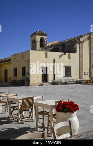 Landschaft mit malerischem Außenblick auf das Oratorium der barocken Kirche San Francesco di Paola in Marzamemi Sizilien, Italien. Stockfoto