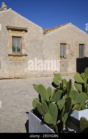 Alte traditionelle ländliche Gebäude im Fischerdorf Marzamemi in Sizilien, Italien. Stockfoto