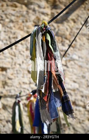 Bunte Teppiche und Schals in Marzamemi Sizilien, Italien. Stockfoto