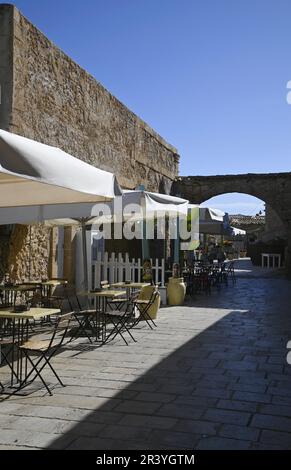 Gasse zum Hafen von Marzamemi, einem Fischerdorf Sizilien in Italien. Stockfoto