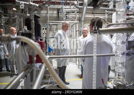 Seneffe, Belgien. 25. Mai 2023. König Philippe - Filip von Belgien (L), abgebildet während eines königlichen Besuchs im Aptaskil-Ausbildungszentrum für Biotechnologie in Seneffe am Donnerstag, den 25. Mai 2023. BELGA FOTO NICOLAS MAETERLINCK Kredit: Belga News Agency/Alamy Live News Stockfoto