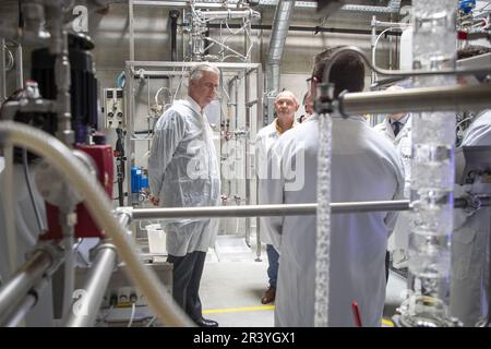 Seneffe, Belgien. 25. Mai 2023. König Philippe - Filip von Belgien (L), abgebildet während eines königlichen Besuchs im Aptaskil-Ausbildungszentrum für Biotechnologie in Seneffe am Donnerstag, den 25. Mai 2023. BELGA FOTO NICOLAS MAETERLINCK Kredit: Belga News Agency/Alamy Live News Stockfoto