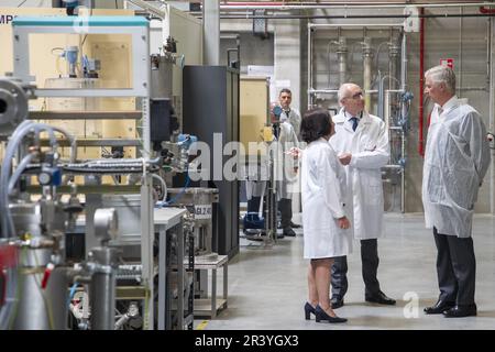 Seneffe, Belgien. 25. Mai 2023. König Philippe - Filip von Belgien (R), abgebildet bei einem königlichen Besuch im Aptaskil-Ausbildungszentrum für Biotechnologie in Seneffe am Donnerstag, den 25. Mai 2023. BELGA FOTO NICOLAS MAETERLINCK Kredit: Belga News Agency/Alamy Live News Stockfoto