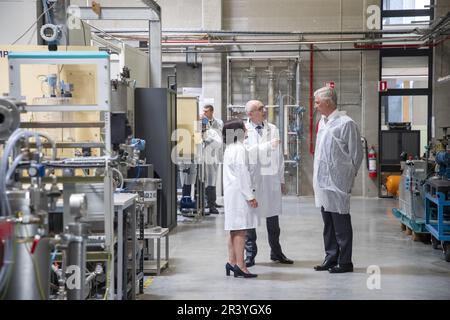 Seneffe, Belgien. 25. Mai 2023. König Philippe - Filip von Belgien (R), abgebildet bei einem königlichen Besuch im Aptaskil-Ausbildungszentrum für Biotechnologie in Seneffe am Donnerstag, den 25. Mai 2023. BELGA FOTO NICOLAS MAETERLINCK Kredit: Belga News Agency/Alamy Live News Stockfoto