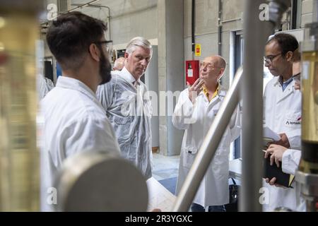 Seneffe, Belgien. 25. Mai 2023. König Philippe - Filip von Belgien (2L), abgebildet bei einem königlichen Besuch im Aptaskil-Ausbildungszentrum für Biotechnologie in Seneffe am Donnerstag, den 25. Mai 2023. BELGA FOTO NICOLAS MAETERLINCK Kredit: Belga News Agency/Alamy Live News Stockfoto