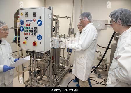 Seneffe, Belgien. 25. Mai 2023. Bildfoto, aufgenommen während eines königlichen Besuchs im Aptaskil Bio-Pharmazeutischen Ausbildungszentrum in Seneffe am Donnerstag, den 25. Mai 2023. BELGA FOTO NICOLAS MAETERLINCK Kredit: Belga News Agency/Alamy Live News Stockfoto