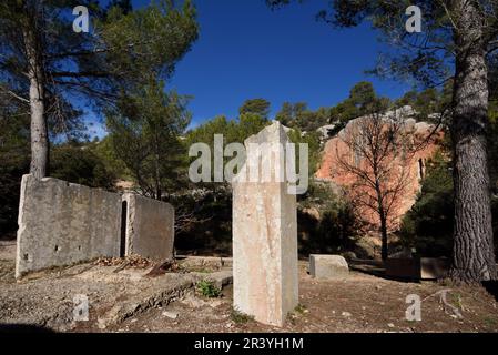 Verlassener Marmorsteinbruch mit abgeschnittenem Marmorblock oder Rock in Vallon du Marbre oder Marble Valley, Montagne Sainte-Victoire Provence Frankreich Stockfoto