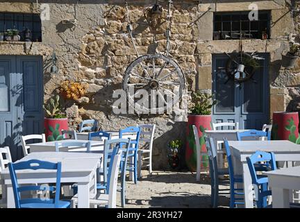 Malerische Außenansicht der typisch sizilianischen Bodega Liccamúciula auf der Piazza Regina Margherita in Marzamemi Sizilien, Italien. Stockfoto