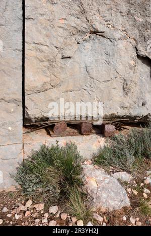 Verlassener Marmorsteinbruch mit rostigen Metallkeilen und abgeschnittenem Marmorblock oder Stein mit Drahtsägenspuren auf der Montagne Sainte-Victoire Mountain Provence Frankreich Stockfoto