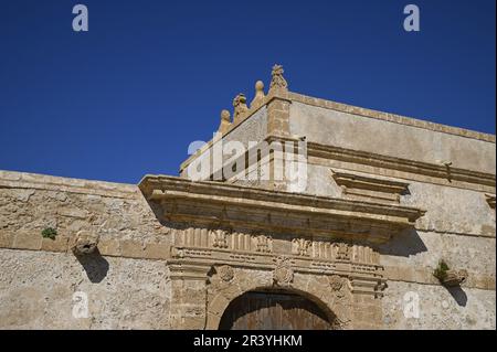 Landschaft mit malerischer Fassade und Blick auf den barocken Palazzo Villadorata mit Blick auf die Piazza Regina Margherita in Marzamemi, Sizilien, Italien. Stockfoto